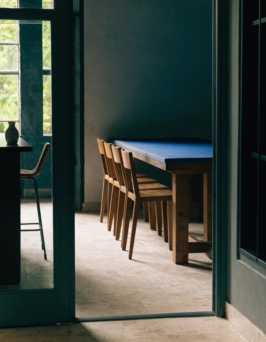 Detail židle a hrany stolu v odděleném pokerovém salonku